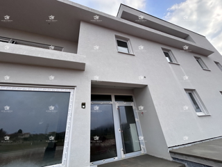 Istra, Umag, stanovanje 76 m2, 2 spalnici + dnevna soba, garaža, shramba, bazen, 2. nadstropje, pogled na morje