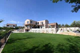 Vila z Bazenom in Štirimi Spalnicami