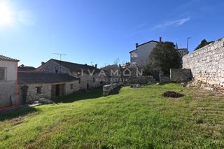 Center Vrsarja: Hiša za adaptacijo z velikim dvoriščem