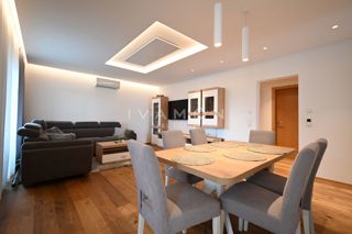 Enonadstropna hiša s tremi spalnicami in bazenom, 2,5 km od plaže