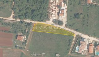Zazidljivo zemljišče, 1.081 m², 3 km od morja