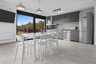 Opremljena štirisobna hiša blizu centra