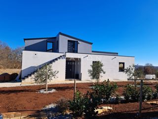 Samostojna hiša z dvema apartmajema