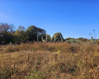 Blizu Malinske, lepo zazidljivo zemljišče na mirni lokaciji