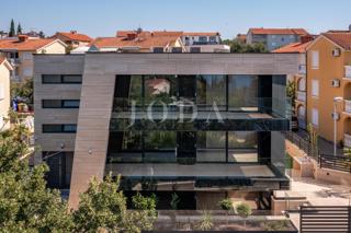 Luksuzni penthouse z bazenom in pogledom na morje