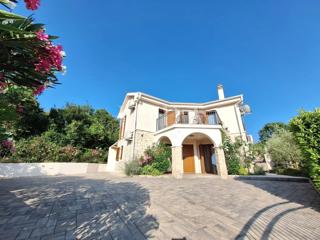 Popolnoma opremljena hiša z bazenom v mirnem okolju