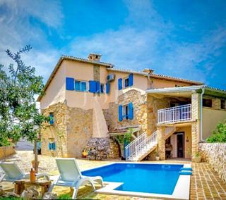 Prenovljena kamnita hiša z bazenom