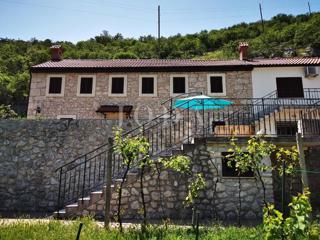 Bribir, dve povezani hiši z velikim dvoriščem na mirni lokaciji