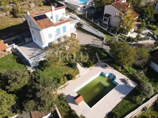 Hiša z bazenom in dvema garažama