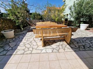 Klimno, apartma v pritličju na mirni lokaciji