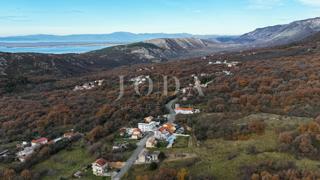 Bribir – Starejša hiša z velikim vrtom, garažo in dodatnimi prostori