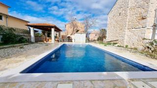 Rustikalna kamnita hiša z bazenom, Malinska, okolica