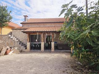 Samostojna hiša z dvema apartmajema v bližini Malinske