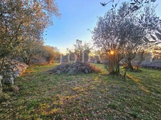 Zazidljivo zemljišče z delnim pogledom na morje