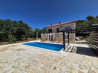 Hiša z bazenom v obnovi, otok Krk