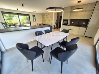 Dvonadstropno stanovanje z bazenom na mirni lokaciji