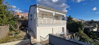 "Pogled na morje iz vašega rajskega kotička: prenovljena hiša v Klenovici z dvema apartmajema in elegantnim vrtom!"