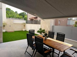 Apartma z vrtom v bližini plaže, Njivice