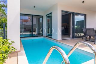 Apartma z bazenom in vrtom