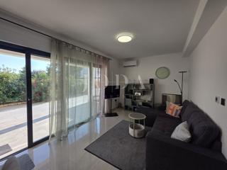 Novi Vinodolski, novogradnja, pritlično stanovanje z vrtom