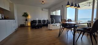 Na novo prenovljen penthouse 67 m² s panoramskim razgledom na morje (prodaja)