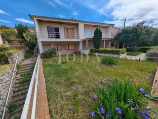 Hiša z dvema stanovanjema in garažo 200m od morja