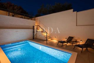 Dizajnersko dvonadstropno stanovanje z bazenom in pogledom na morje