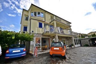 Samostojna hiša s petimi apartmaji in poslovni prostor