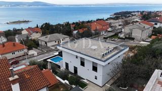 Novi Vinodolski sodobna novogradnja v bližini plaže in središča mesta
