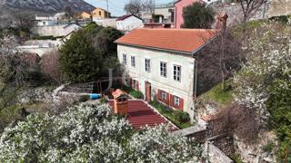 Bribir – Posestvo s Potencialom za Turizem in Mirno Življenje