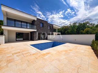 Kraljevica, luksuzni apartma z bazenom in vrtom