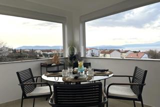 Prenovljeno stanovanje z odprtim pogledom na morje