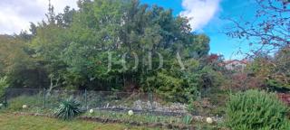 Gradbeno zemljišče z delnim pogledom na morje, blizu Malinske