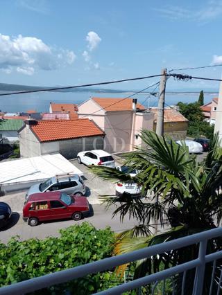 Prostrano Dvosobno Stanovanje s Pogledom na Morje in Garažo v Crikvenici