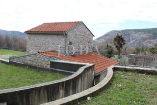 Grižane, dve kamniti hiši z dvoriščem