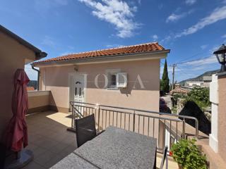 Zaledje Crikvenice, hiša s tremi stanovanjskimi enotami in garažo