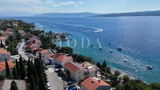 Crikvenica, stanovanje z garažo in velikim vrtom, le 60 m od morja