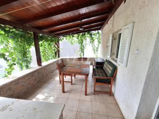 Hiša blizu morja z dvema apartmajema - Punat