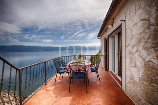 Kamnita vila na skali nad morjem, Vrbnik, otok Krk