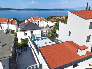 Samostojna stavba Crikvenica z vrtom in strešno teraso