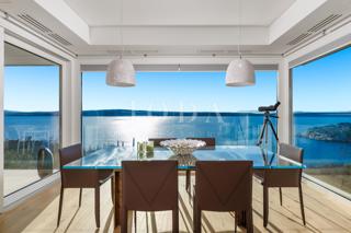 Luksuzna hiša v prvi vrsti do morja