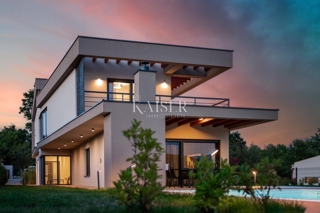 Istra, Svetvinčenat, moderna elegantna vila z bazenom