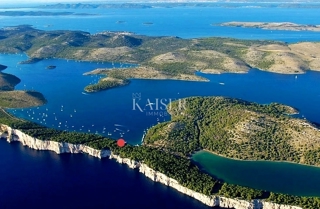 Dugi otok - Edinstvena poslovno-stanovanjska stavba v naravnem parku Telašćica na plaži