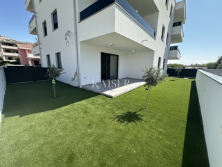 Pag - dvosobno stanovanje 80 m2 z velikim vrtom 75 m2 ob morju