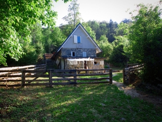 Gračac, Mazin - 100 m2 hiša obdana z naravo