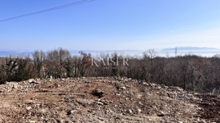 Matulji – gradbeno zemljišče 911 m² z razgledom in projektom za hišo s tremi stanovanji