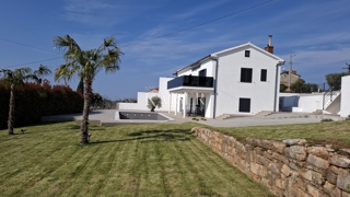 Istra, Kaštelir - Hiša z dvema apartmajema, 188m2, bazen