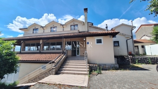 Matulji, Šapjane, poslovna stavba v 3 nadstropjih, zunanje parkirišče, 780 m2 uporabne površine