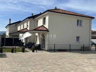 Viškovo – Marčeljijeva družinska hiša v vrsti z vrtom in parkirnimi mesti