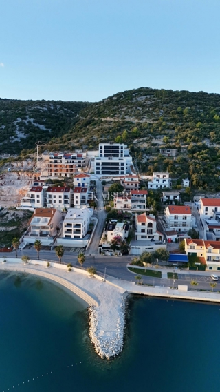 Trogir, Marina - 3-sobno stanovanje 107m2 z velikim vrtom, 100 m od plaže